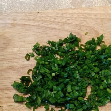 1. Этап. Салат Диана: Небольшой пучок зеленого лука (без белых кончиков) мелко порубить ножом.