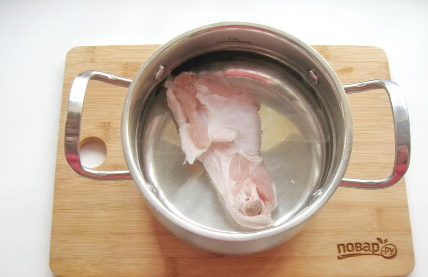 1. Этап. Суп из индейки с вермишелью: Индейку помойте и выложите в кастрюлю. Залейте водой.