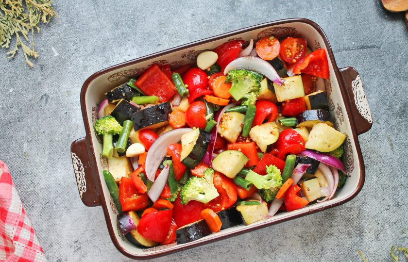 1. Этап. Овощное рагу с брокколи и баклажанами: Переложите овощи в форму для запекания, влейте воду и закройте фольгой для запекания. Форму поставьте в горячую духовку и запекайте при температуре 180 градусов в течение 30 минут. Аккуратно перемешайте, уберите фольгу и запекайте еще 10 минут. Готовое овощное рагу с брокколи и баклажанами разложите и сразу подавайте к столу.