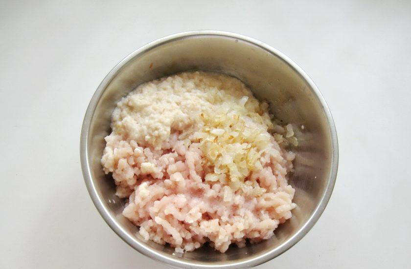 1. Этап. Куриные котлеты с баклажанами: Затем выложите жареный лук в миску с филе и батоном.