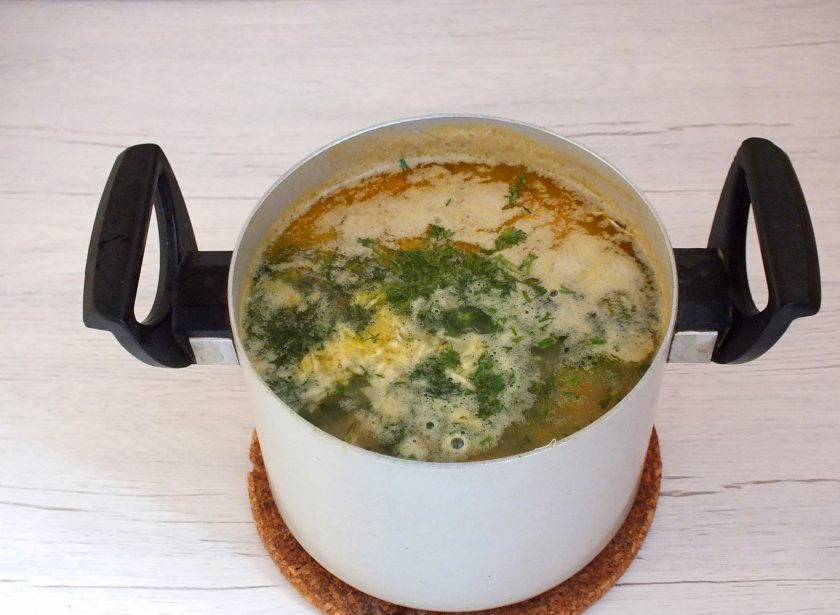 1. Этап. Чечевичный суп с говядиной: В завершении добавьте измельченный зубчик чеснока и нарезанный укроп. Подержите на огне еще 3 минуты и выключите огонь. Закройте крышкой. Дайте настояться 20 минут.