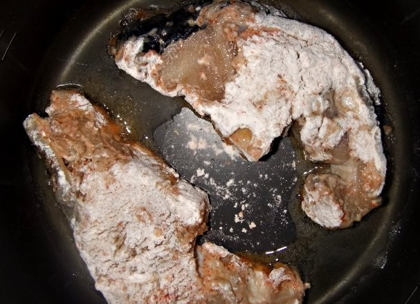 1. Этап. Стейк голубой акулы: В чашу мультиварки налейте немного растительного масла. Обжаривайте стейки с двух сторон по 15 минут.