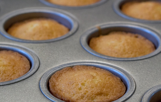 1. Этап. Бисквит Виктория: Запекаем 6-8 минут в духовке, разогретой до 190 градусов.