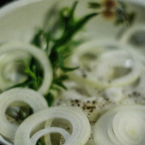 1. Этап. Кролик на гриле: На гарнир к кролику хорошо идут запеченные овощи. Итак, лук нарежем кольцами, сбрызнем уксусом, посолим и поперчим по вкусу.