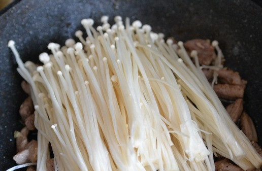 1. Этап. Индейка с грибами эноки: Кладём грибы к индейке.