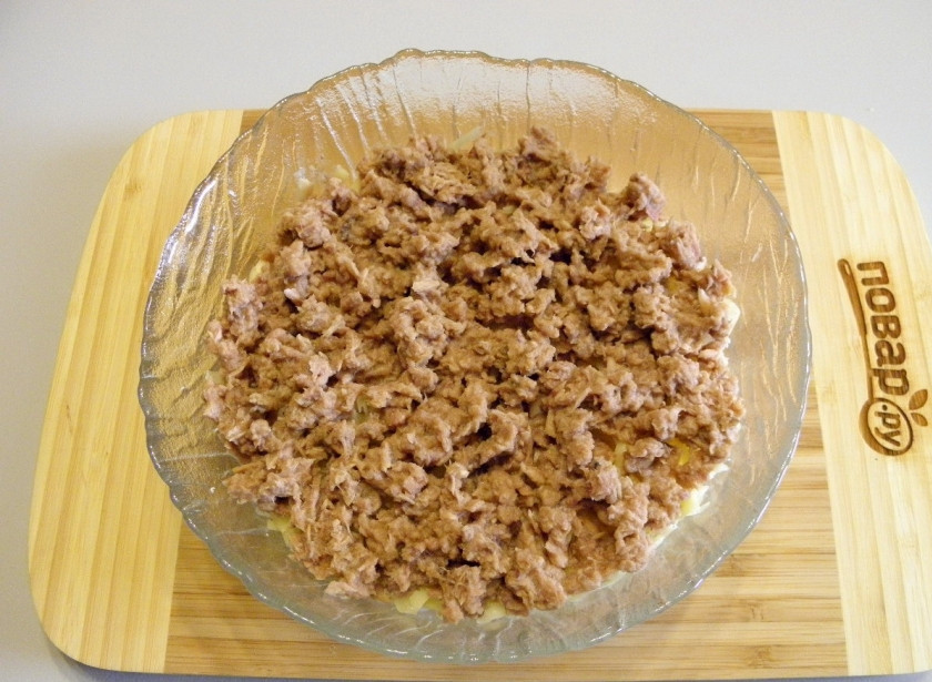 1. Этап. Салат Мимоза новогодний: Следующий слой - рыбный. У меня консервированный тунец уже измельчен и отцежен, осталось только равномерно его распределить.