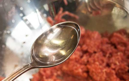 1. Этап. Фрикадельки в суп: 2. Влейте примерно 4-5 чайных ложек холодной чистой воды.