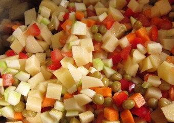 1. Этап. Диетический суп: Перемешиваем все это дело и добавляем зеленый горошек.