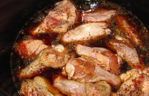 1. Этап. Куриные крылышки в пиве: Закрываем крышку мультиварки, выставляем режим 