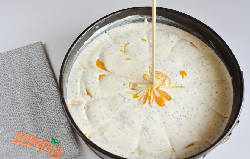 1. Этап. Творожно-тыквенная запеканка с маком: 9. Чтобы внутри запеканка получилась красивой, возьмите лучинку и поведите от края до центра, как на фото. Отправьте запеканку в духовку (170 градусов) на 45-55 минут до готовности.