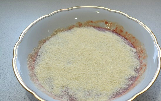 1. Этап. Закуска из печени: 5. Добавьте соль, перец по вкусу, всыпьте манную крупу.