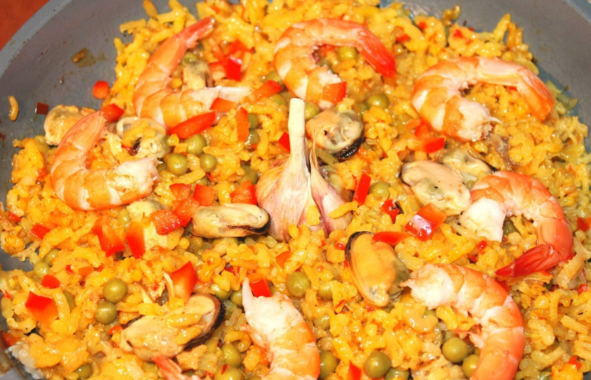 1. Этап. Паэлья маринара: Перемешивать паэлью можно тольтко трижды: первый раз - закладывая рис, второй раз через 5 минут подлила бульон и добавила шафран, третий раз, подлила бульон через 10 минут когда добавляла морепродукты и горошек. Еще 5 минут и паэлья была готова.