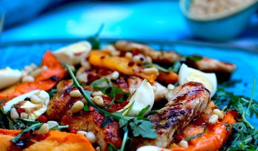 1. Этап. Теплый салат из индейки с хурмой: Смешать масло с лимонным соком, полить салат, сверху сделать сеточку из бальзамико, посыпать зеленым луком и орешками. Подавать.