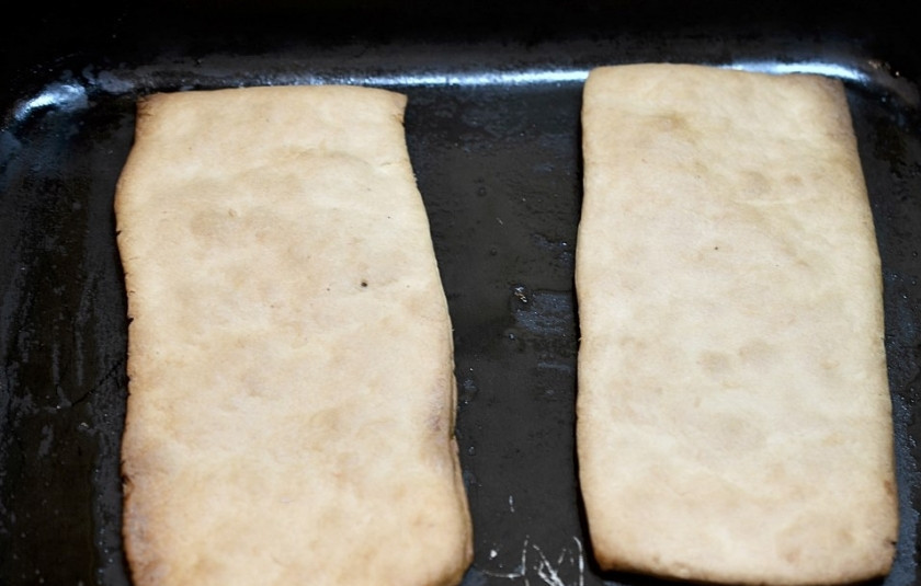 1. Этап. Простое слоёное пирожное: Выложите их на противень. Выпекайте тесто при температуре 180 градусов минут 15, пока оно не станет золотистого оттенка.