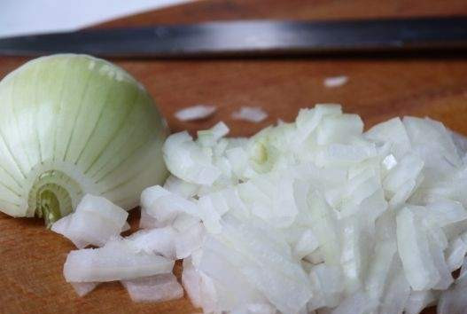 1. Этап. Салат с отварной свининой: 3. Лук я нарезала полукольцами. Если хотите, его можно и замариновать, чтобы придать более пикантный вкус салату и убрать горечь.