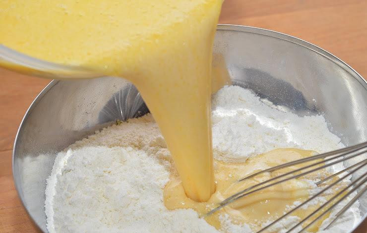 1. Этап. Классические маффины: Смешиваем мучную и молочную смеси.