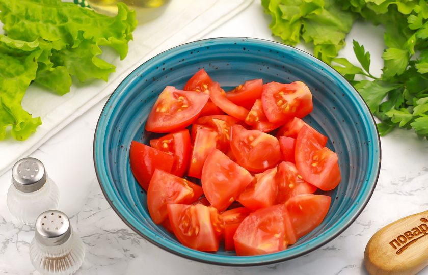1. Этап. Салат с помидорами, огурцами и шпинатом: Помидоры промойте в воде и вырежьте из них зеленые сердцевинки. Нарежьте средними кубиками, ломтиками.