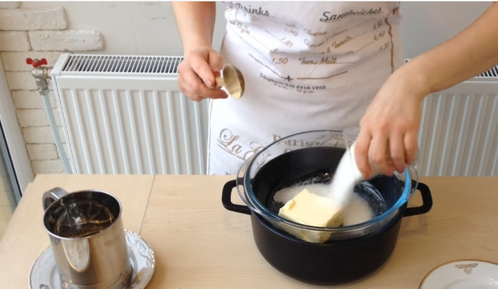 1. Этап. Торт Медовик (Рыжик): 2. В кастрюлю кладете сливочное масло и сахарный песок.