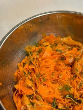 1. Этап. Салат Морковное настроение: Морковь соединить с заправкой, добавить свежий укроп. Все перемешать. Убрать в холодильник минимум на один час