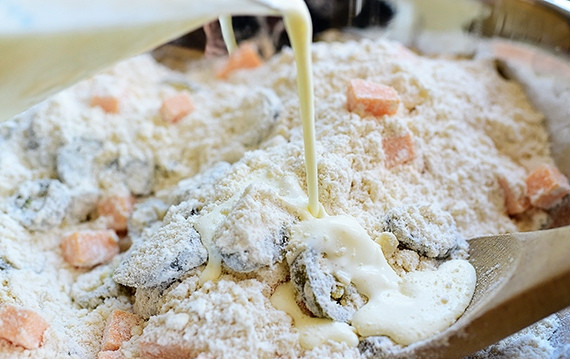 1. Этап. Песочные сконы с сыром и перцем: 5. Залейте муку молоком и сливками, перемешайте.