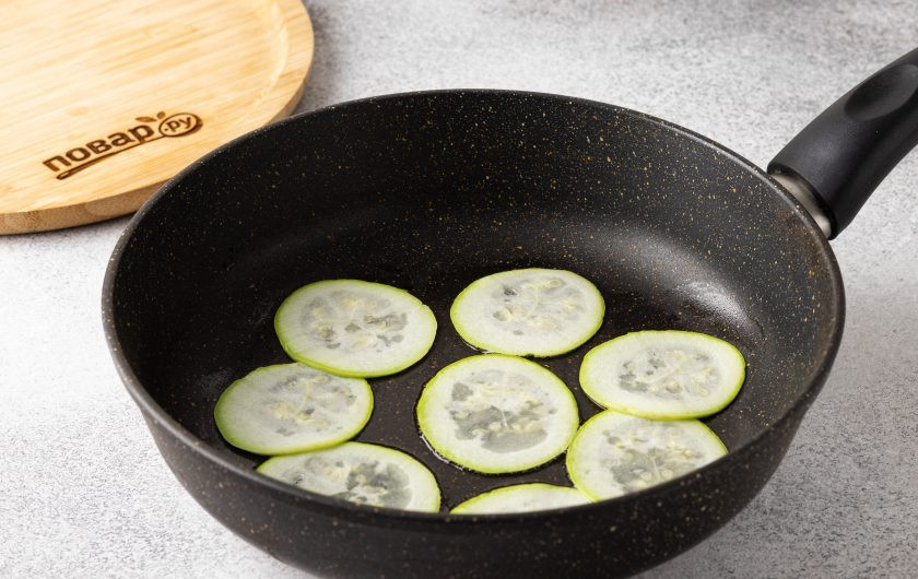 1. Этап. Террин из овощей: В это время нарежьте кабачок на тонкие кружочки и обжарьте на сковороде в небольшом количестве растительного масла. Сильно зажаривать их не надо, только чтобы они стали мягче.