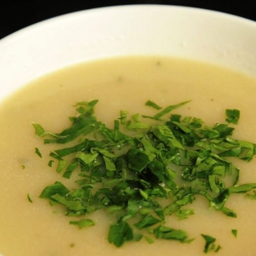 1. Этап. Чесночный крем-суп: Перед подачей регулируем суп на соль и перец, посыпаем свежей зеленью. Приятного аппетита!