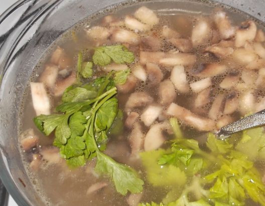 1. Этап. Диетический суп-пюре из овощей: 4. Заливаем 1,5 стаканами воды и доводим до кипения. Добавляем зелень петрушки (можно еще добавить сельдерей по вкусу). Варим около 10 минут на слабом огне.