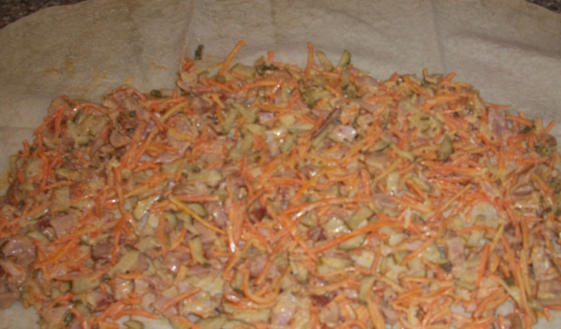 1. Этап. Лаваш с корейской морковкой и огурцом: Выкладываем приготовленную начинку на лаваш.