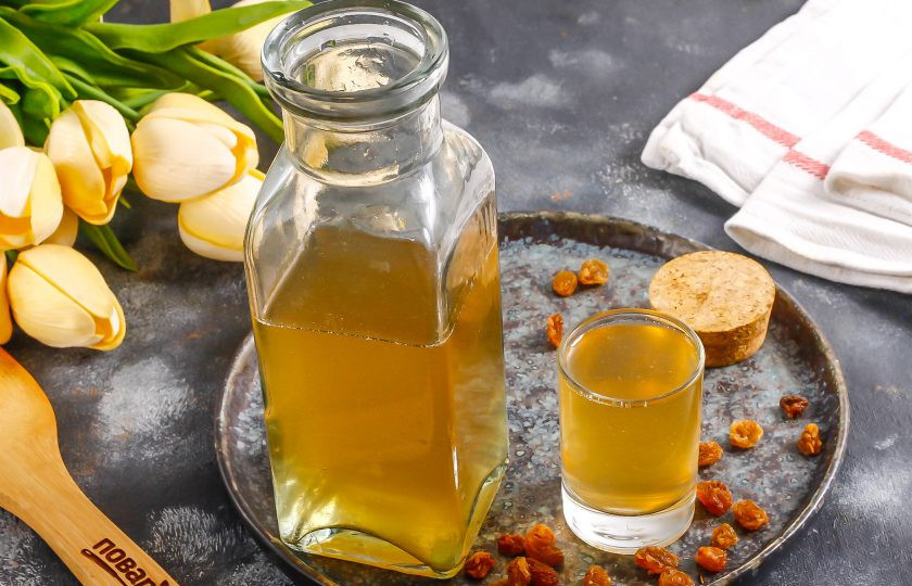 1. Этап. Настойка из изюма на самогоне: Перелейте настойку на изюме в графин и подавайте к столу.