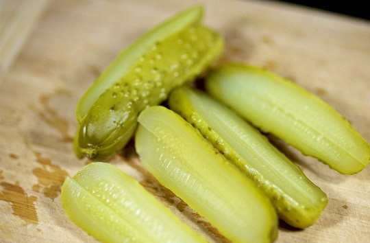 1. Этап. Рулетики мясные с разной начинкой: 7. Со второй начинкой все просто: нарежьте тонкими брусочками огурчики.