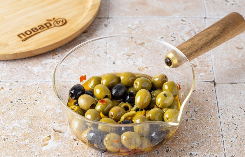 1. Этап. Острые оливки с лимоном: Затем добавьте оливки и готовьте все вместе еще 2-3 минуты. В конце влейте лимонный и апельсиновый сок, снимите с плиты.