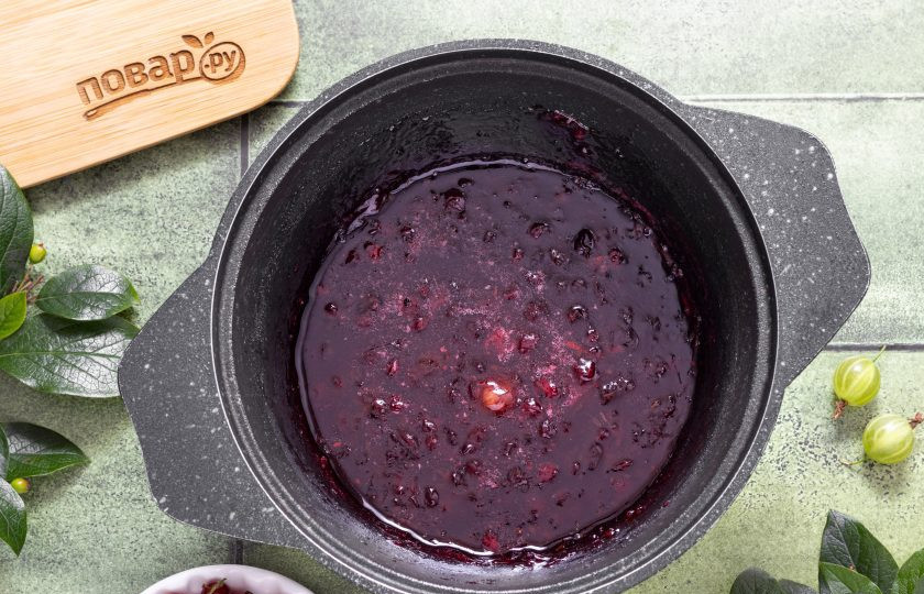 1. Этап. Варенье из крыжовника и красной смородины: Затем снова доведите до кипения на небольшом огне и варите еще 10-15 минут.
