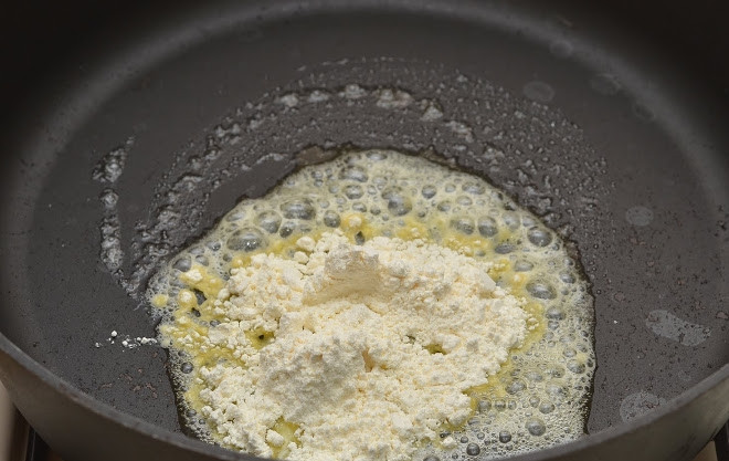 1. Этап. Сметанный соус для котлет: 4. На сковороде растопить кусочек сливочного масла. Когда масло растает добавить к нему муку и хорошо перемешать.