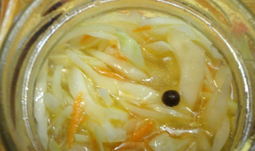 1. Этап. Маринованная капуста без лука: 3. Теперь не закрывайте крышкой, а просто прикройте горлышко банки марлей, и пусть настаивается капуста 7-10 часов.