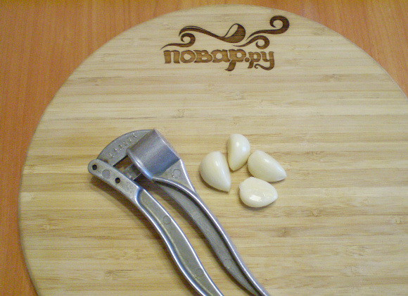 1. Этап. Баклажаны жареные с чесноком и сметаной: 5. Пока баклажаны готовятся, нужно очистить чеснок, приготовить пресс.