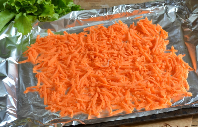 1. Этап. Мясо в духовке по-итальянски: Морковь натрите на крупной терке. Противень застелите фольгой, выложите на неё морковь ровным слоем. Это будет 