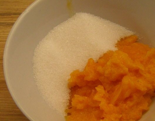 1. Этап. Тыквенные блины: 2. Измельчаем готовую тыкву в блендере, после чего смешиваем ее с сахаром по вкусу.