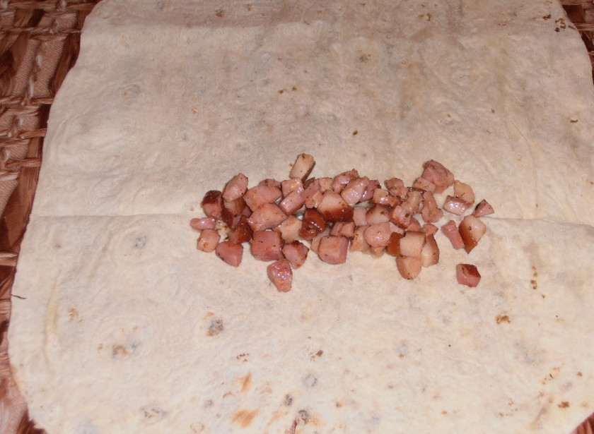 1. Этап. Лаваш с копченой курицей: Разворачиваем лаваш. Выкладываем сначала курицу.