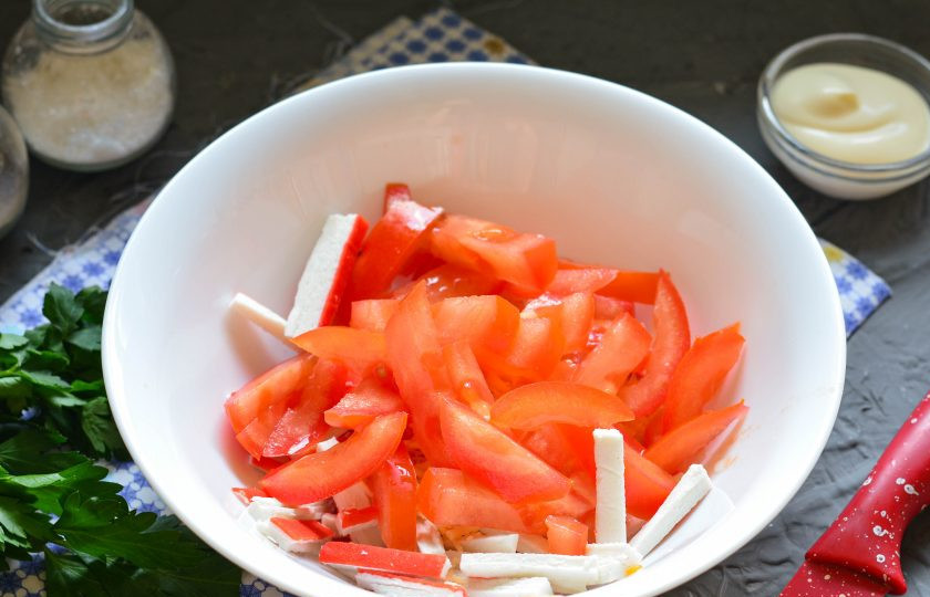 1. Этап. Салат «Дипломат» с крабовыми палочками: Нарежьте помидоры полосками и добавьте в салат.