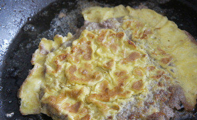 1. Этап. Бризоль с сыром: Поджариваем яичную сторону лепешки и переворачиваем на другую сторону. Жарим еще минуты 2-3.