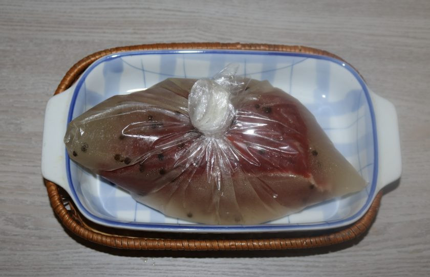 1. Этап. Говядина, маринованная в водке: Пакет хорошо завяжите. Уберите мясо в холодильник на 3 дня. В течение 3-х дней по несколько раз в день мясо переворачивайте и встряхивайте пакет, чтобы оно равномерно промариновалось.