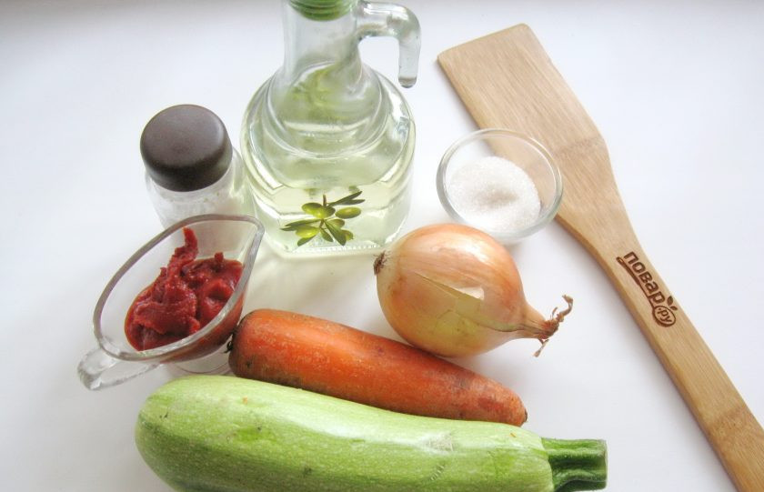 1. Этап. Икра из кабачков по ГОСТу: Для того, чтобы приготовить кабачковую икру по ГОСТу потребуются следующие ингредиенты: кабачки, морковь, лук репчатый, томатная паста, чеснок, соль, сахар, подсолнечное масло и уксус.