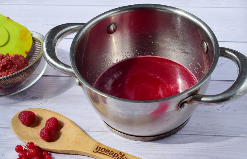 1. Этап. Мармелад из малины и красной смородины: 3. Откиньте ягоды на мелкое сито, протрите. Добавьте сахар и готовьте, постоянно снимая пенку, на протяжении 15 минут.