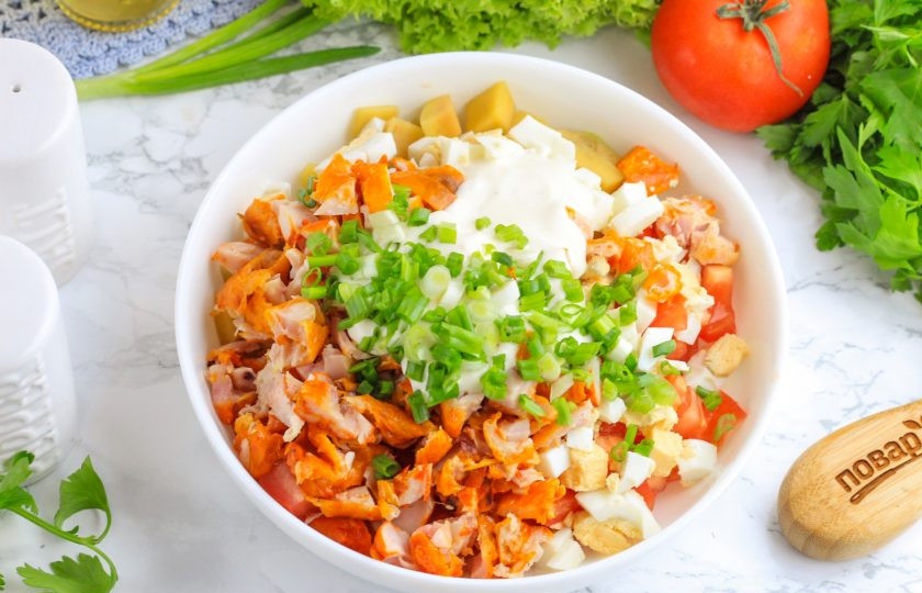 1. Этап. Салат с копченой курицей и манго: Промойте зеленый лук и измельчите, добавьте в емкость вместе с майонезом любой жирности или чесночным соусом на белой основе. Посолите и перемешайте.