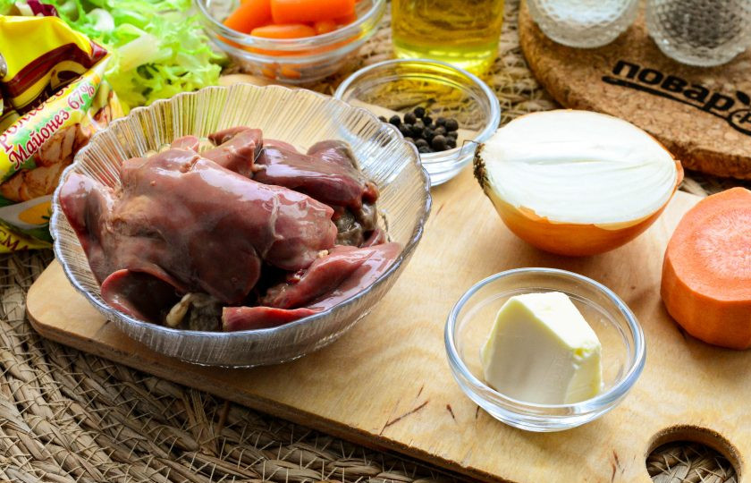 1. Этап. Печеночные ежики: Соберите все продукты для приготовления печеночных ежиков.