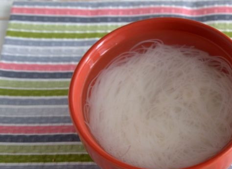 1. Этап. Фунчоза с овощами (классический рецепт): 2. Пока мы будем готовить овощи замачиваем фунчозу в кипятке. Добавляем соль и уксус и оставляем на 10 минут.