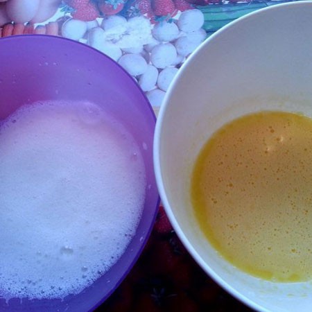 1. Stage. Kulichik: Divide the eggs into proteins and yolks. Add to the yolks and proteins 1 tbsp. l sugar and whisk.