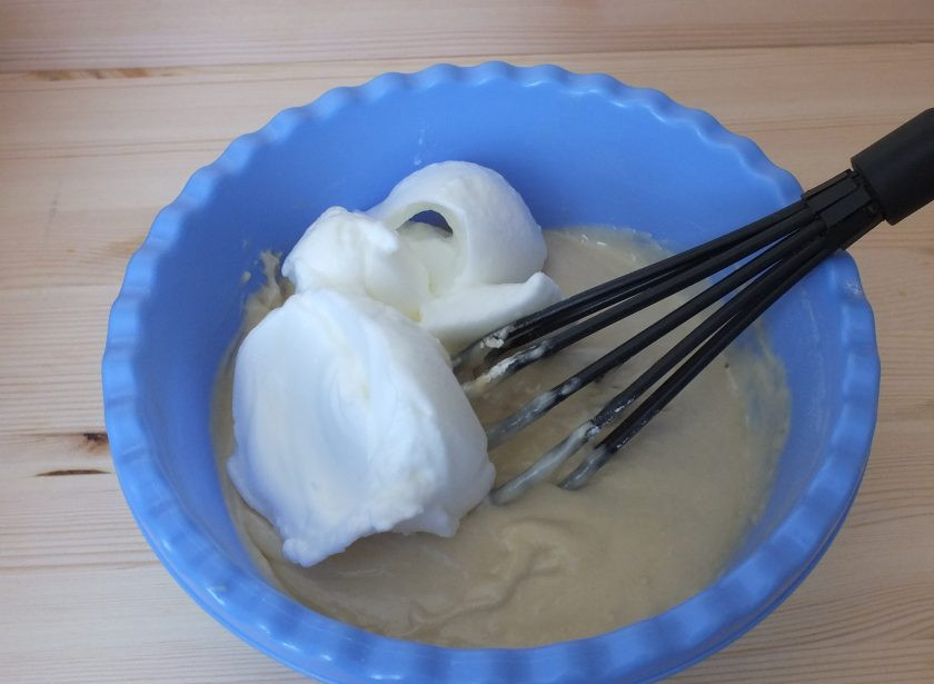 1. Этап. Пасхальные куличи на разрыхлителе: Белки взбейте в пену. Добавляйте в тесто частями, хорошо размешивая.