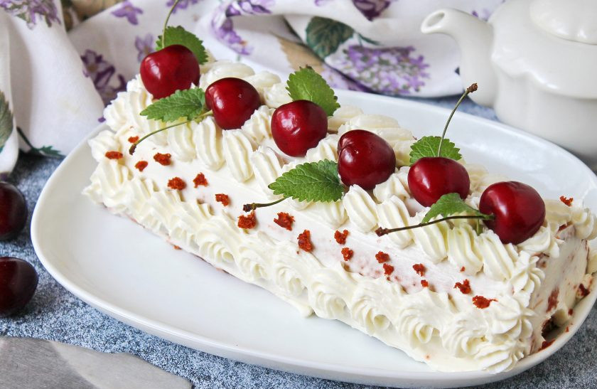 1. Этап. Рулет Красный бархат: Украсьте рулет 