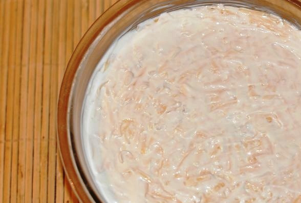 1. Этап. Салат Мимоза с сыром: Затем слой риса, оставшийся сыр и украшение из веточки зелени и желтка как на фото. Оставьте салат на 30-40 минут в холодильнике на пропитку и подайте на стол.